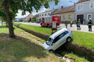 T1 Verkehrsunfall – PKW im Graben
